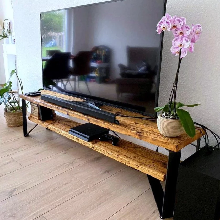 TV-Lowboard mit Fernseher uns Receiver- TV-Anrichte aus recycelten Massivholz Gerüstbohlen Farbe honey mit Kufen aus Stahl real steel